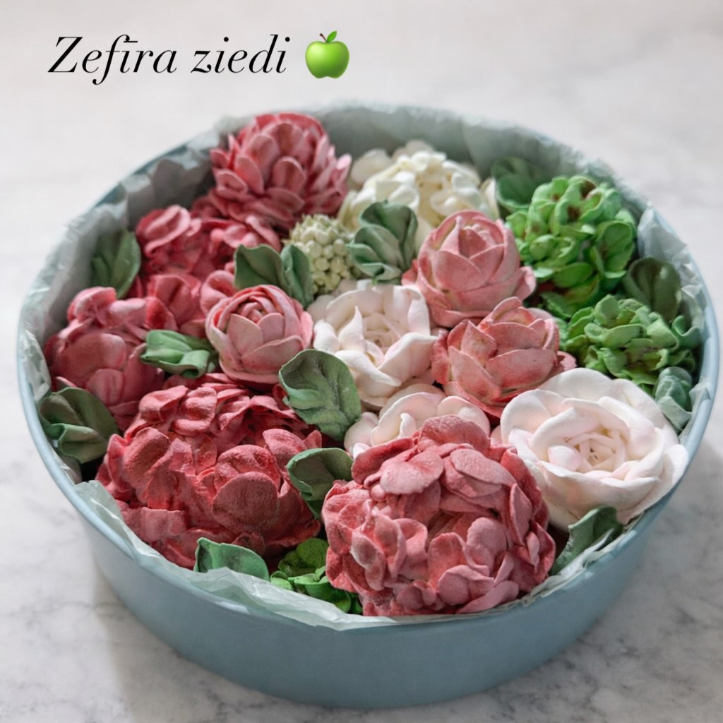 Tirkīza kastīte ar sarkanām un baltām zefīra rozēm